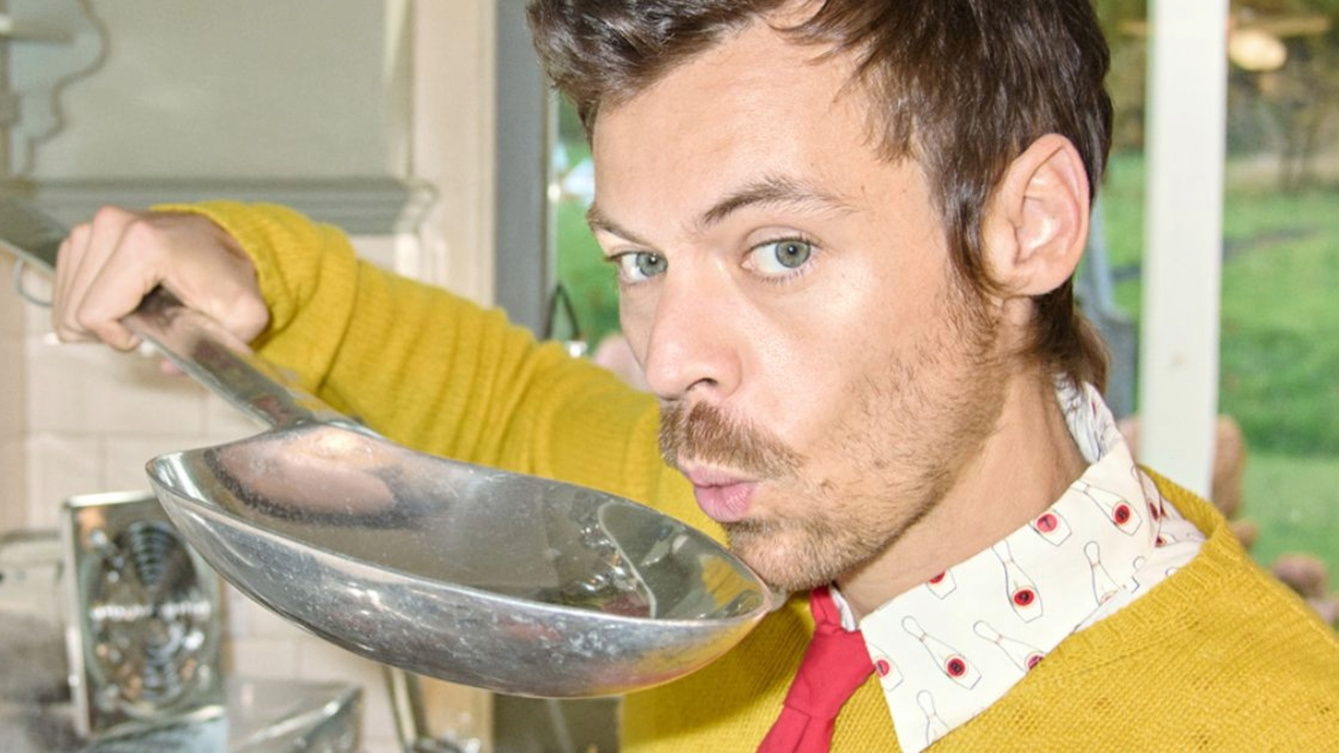 Harry Styles em ensaio fotográfico durante a divulgação de sua nova fase musical