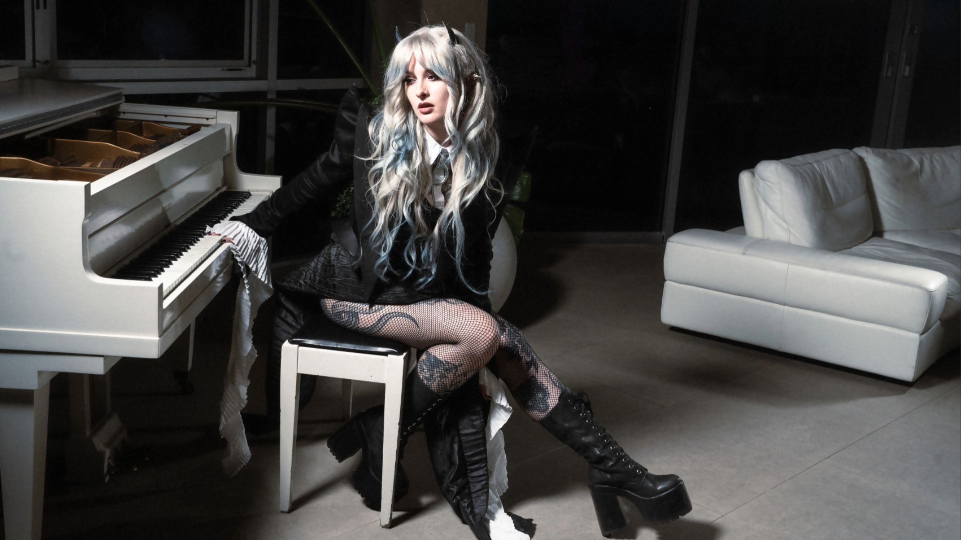 MOTHICA posa ao piano em ensaio conceitual do EP Somewhere In Between