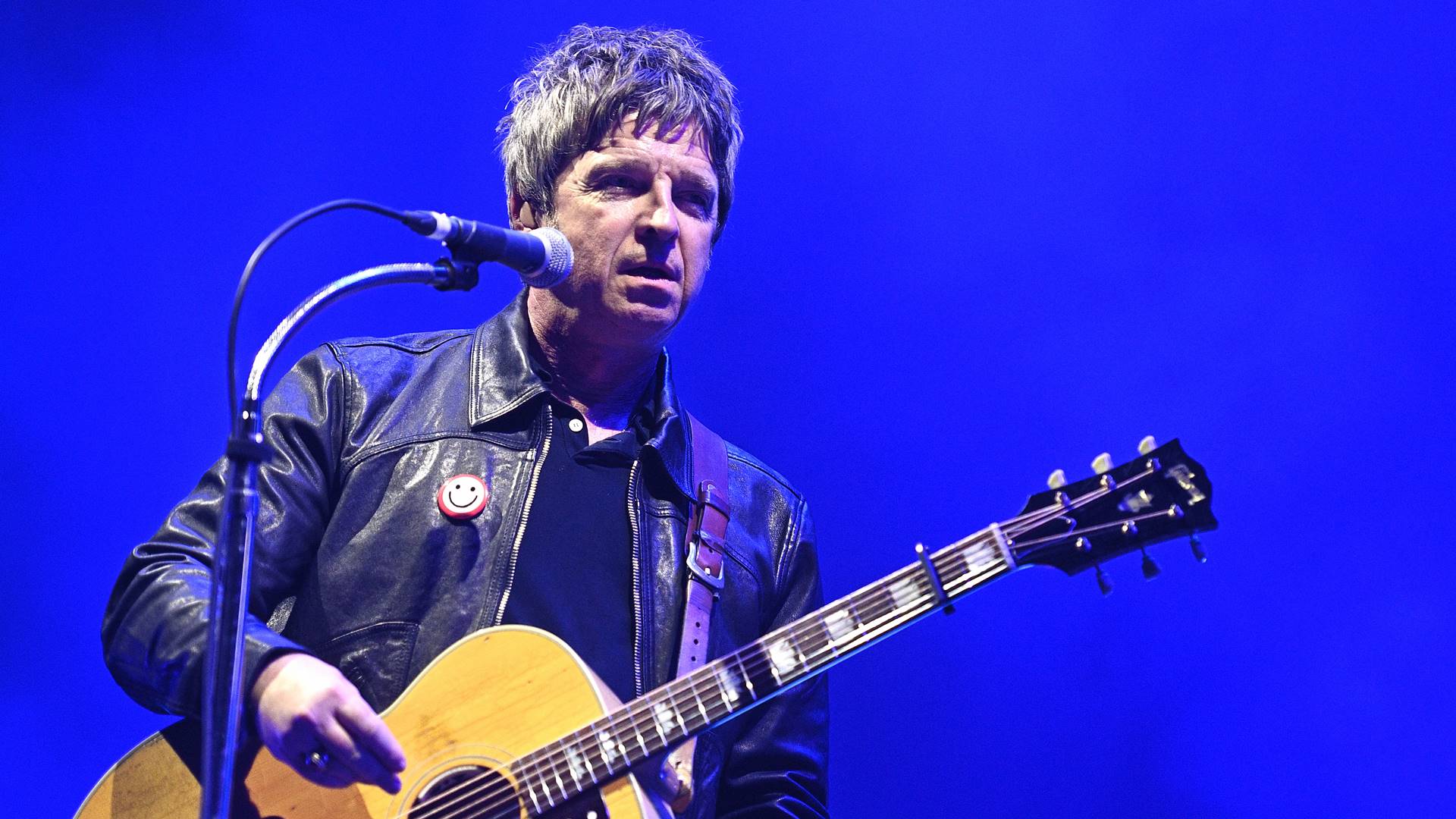 Noel Gallagher se apresenta ao vivo durante show solo, músico criticou o Manchester United em entrevista recente