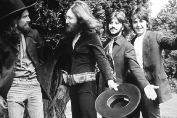 Os Beatles juntos em Liverpool no início dos anos 1960, durante a fase de ascensão da banda