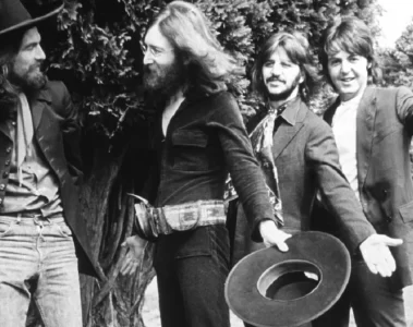 Os Beatles juntos em Liverpool no início dos anos 1960, durante a fase de ascensão da banda