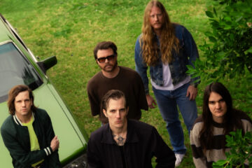 Integrantes da banda The Maine posam ao ar livre durante a divulgação do álbum Joy Next Door