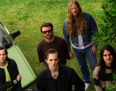 Integrantes da banda The Maine posam ao ar livre durante a divulgação do álbum Joy Next Door