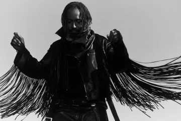 Thundercat posa em ensaio fotográfico em preto e branco para divulgação do álbum Distracted