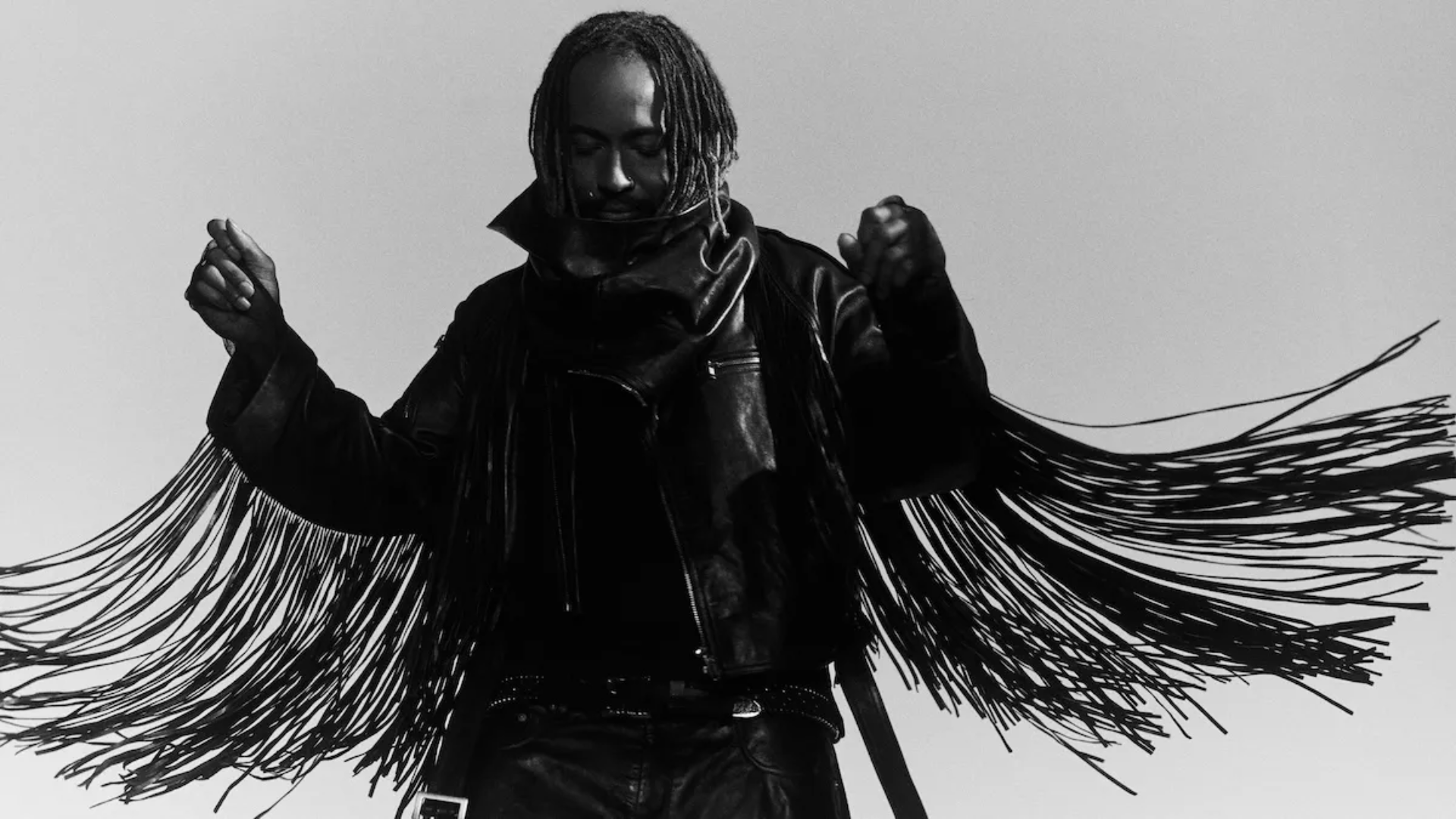 Thundercat posa em ensaio fotográfico em preto e branco para divulgação do álbum Distracted