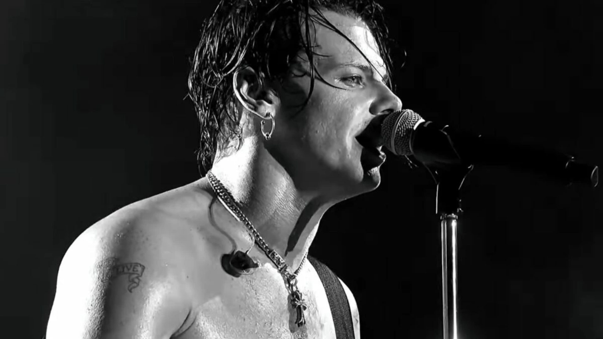 YUNGBLUD cantando “Zombie” ao vivo durante show em Brisbane na turnê pela Austrália