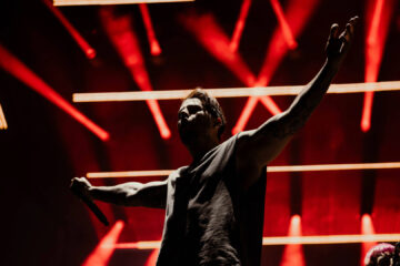 Vocalista do Avenged Sevenfold durante show da turnê Life Is But a Dream em São Paulo, com iluminação vermelha no palco.