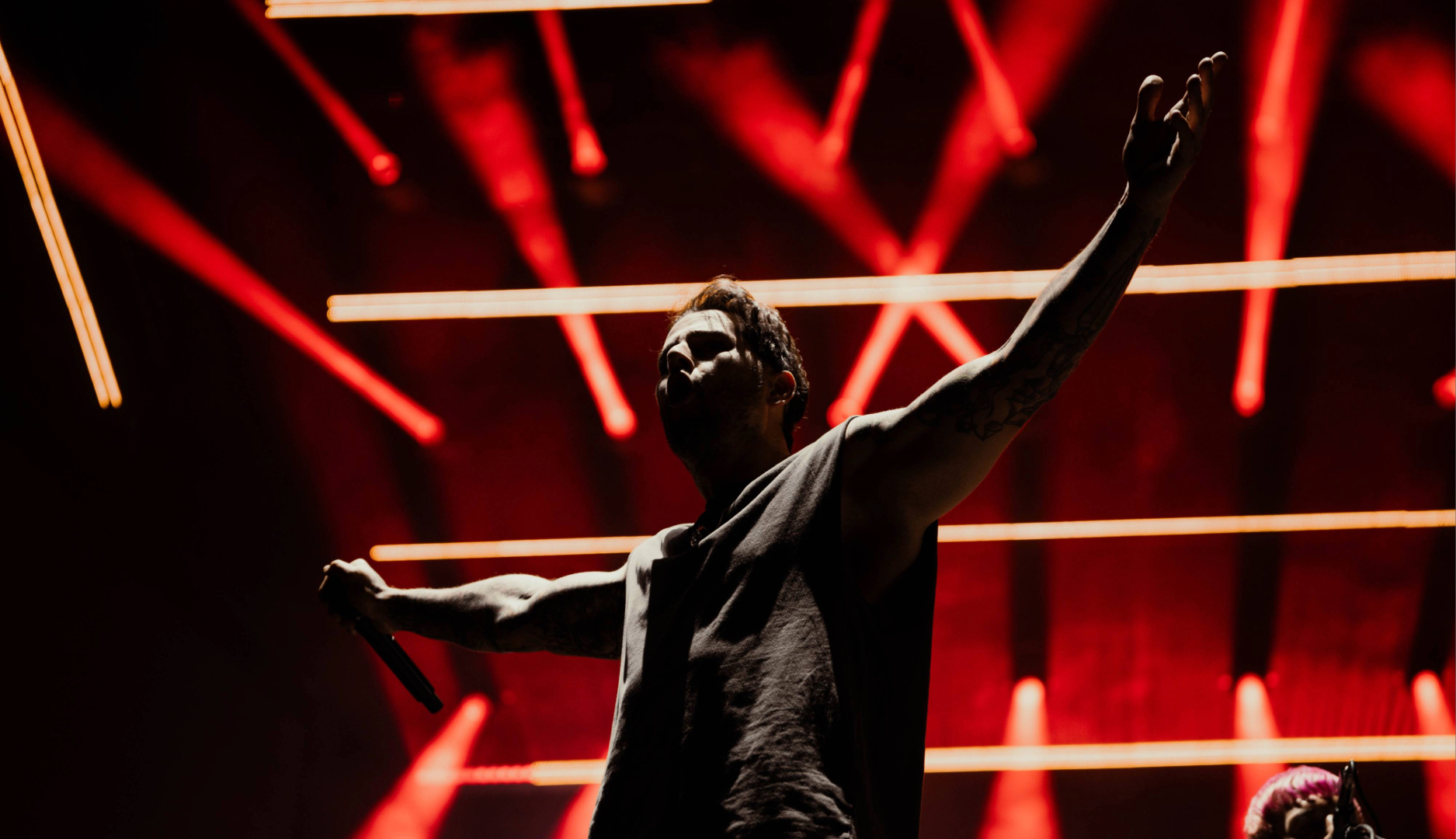 Vocalista do Avenged Sevenfold durante show da turnê Life Is But a Dream em São Paulo, com iluminação vermelha no palco.