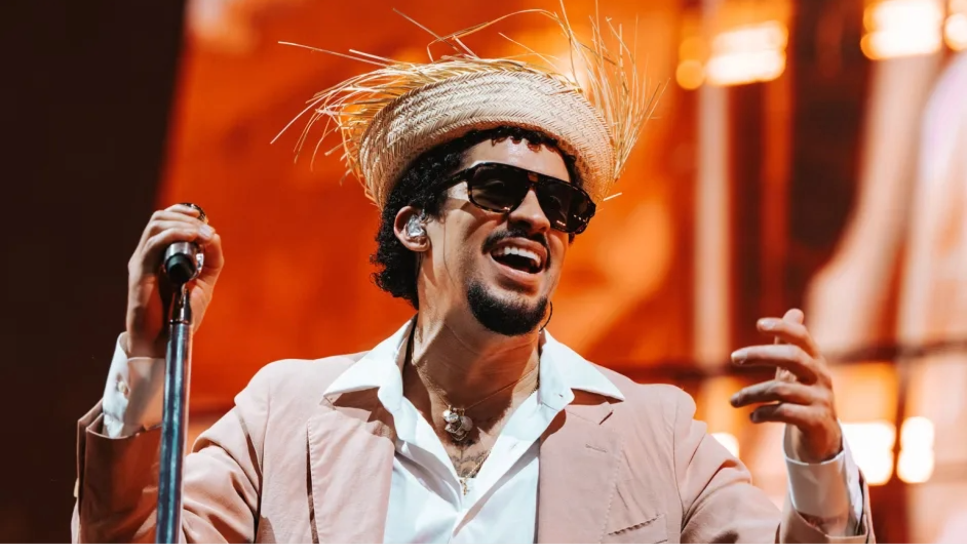 Bad Bunny se apresenta ao vivo no Coliseo de Puerto Rico durante residência em 2025