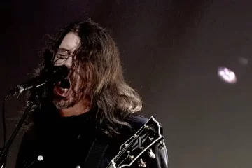 Foo Fighters se apresentam no The Graham Norton Show, da BBC, tocando o single “Your Favorite Toy” ao vivo pela primeira vez.