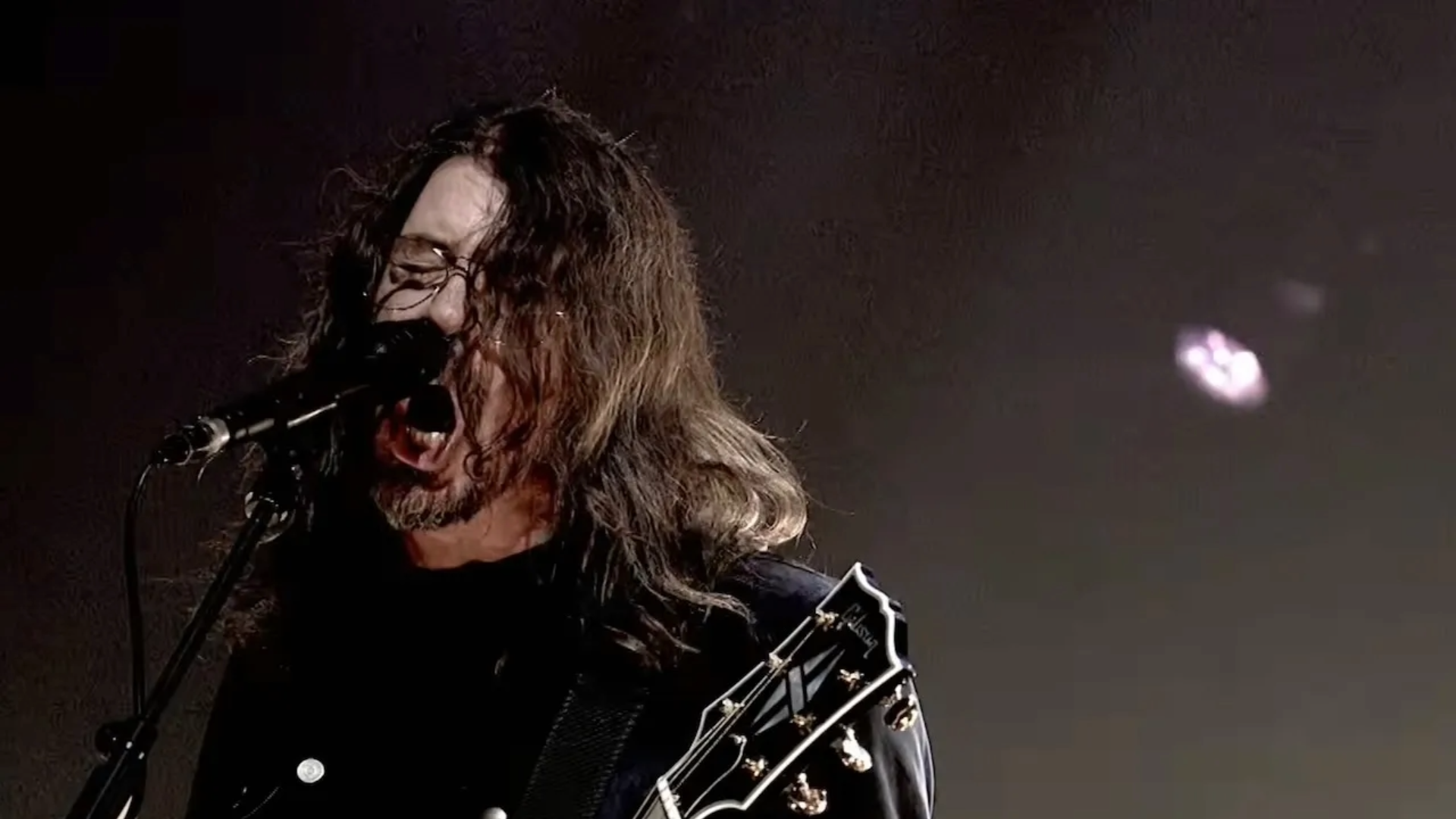 Foo Fighters se apresentam no The Graham Norton Show, da BBC, tocando o single “Your Favorite Toy” ao vivo pela primeira vez.