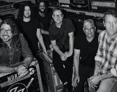 Foo Fighters reunidos em estúdio com equipamentos e amplificadores ao fundo