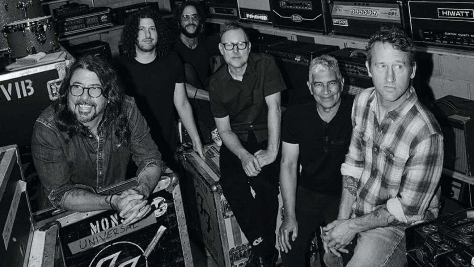 Foo Fighters reunidos em estúdio com equipamentos e amplificadores ao fundo