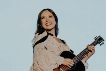 Laufey se apresenta ao vivo com violão em show registrado pela Moodgate