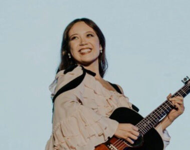 Laufey se apresenta ao vivo com violão em show registrado pela Moodgate