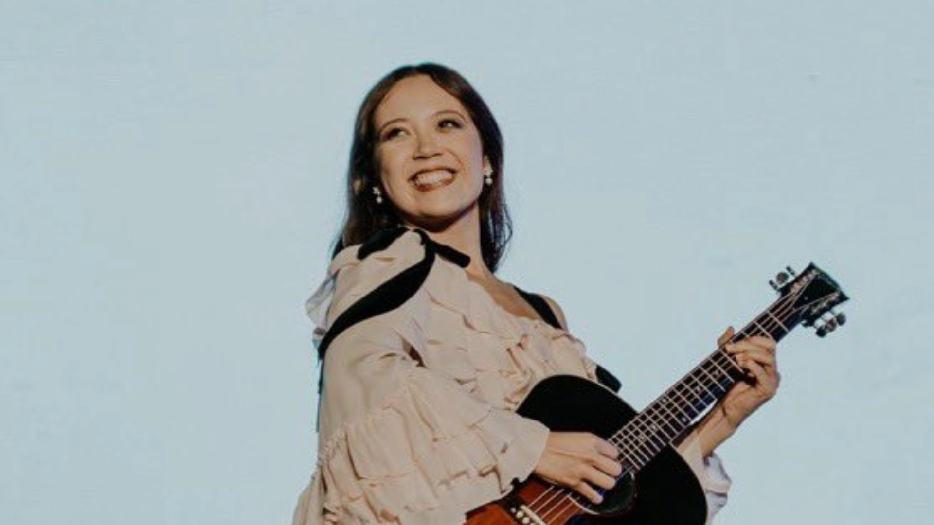 Laufey se apresenta ao vivo com violão em show registrado pela Moodgate