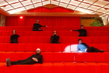 Integrantes da banda LEISURE em foto promocional da turnê Welcome to the Mood