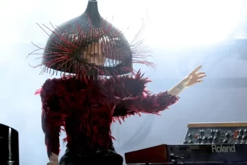 Lady Gaga se apresenta com figurino artístico durante performance de “Abracadabra” no Grammy Awards 2026