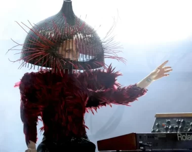 Lady Gaga se apresenta com figurino artístico durante performance de “Abracadabra” no Grammy Awards 2026