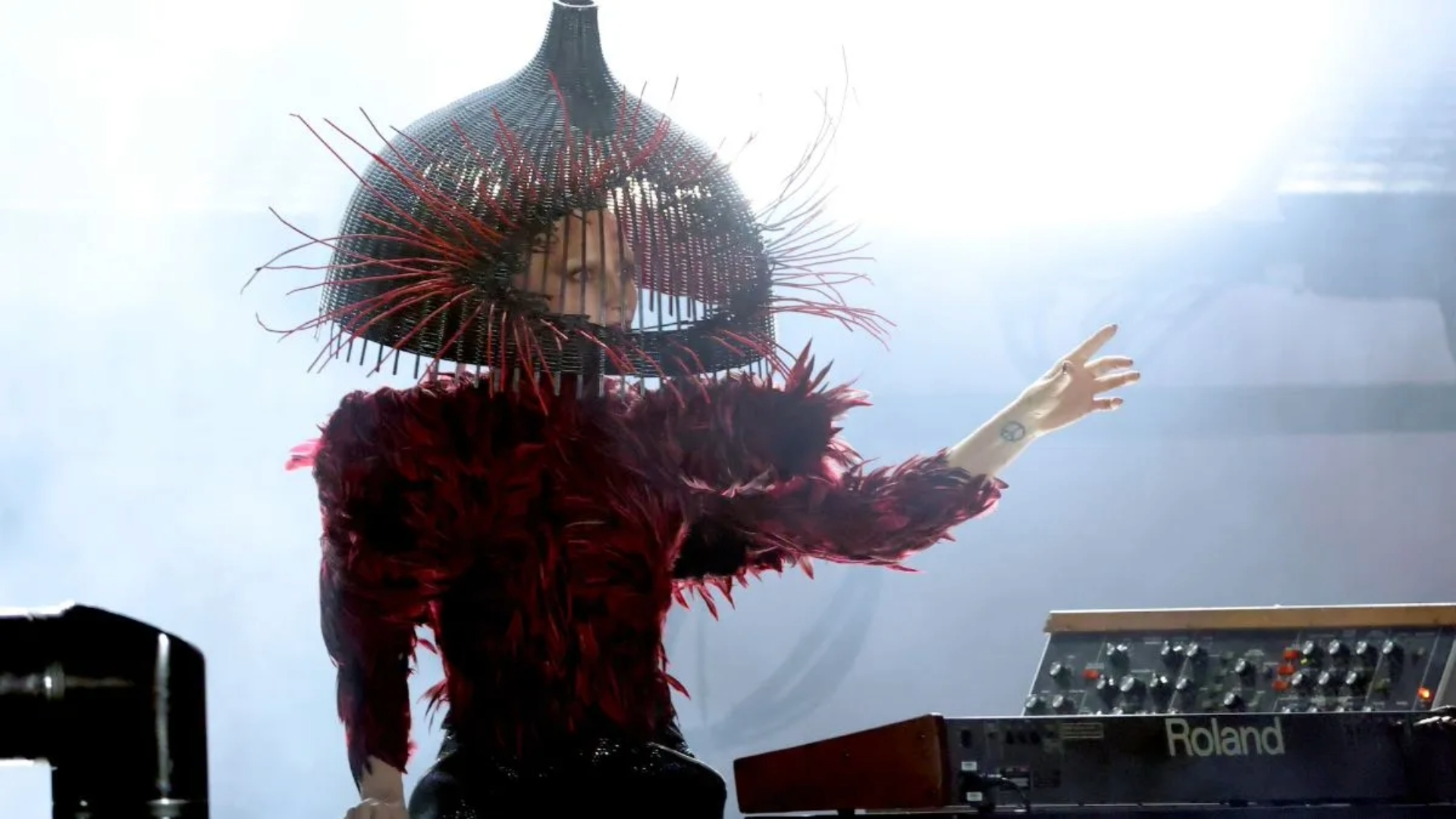 Lady Gaga se apresenta com figurino artístico durante performance de “Abracadabra” no Grammy Awards 2026
