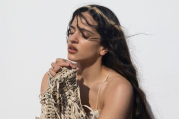 Rosalía em cena do videoclipe de “Sauvignon Blanc”, faixa do álbum LUX, dirigido por Noah Dillon.