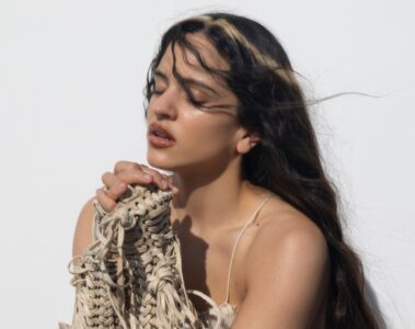 Rosalía em cena do videoclipe de “Sauvignon Blanc”, faixa do álbum LUX, dirigido por Noah Dillon.