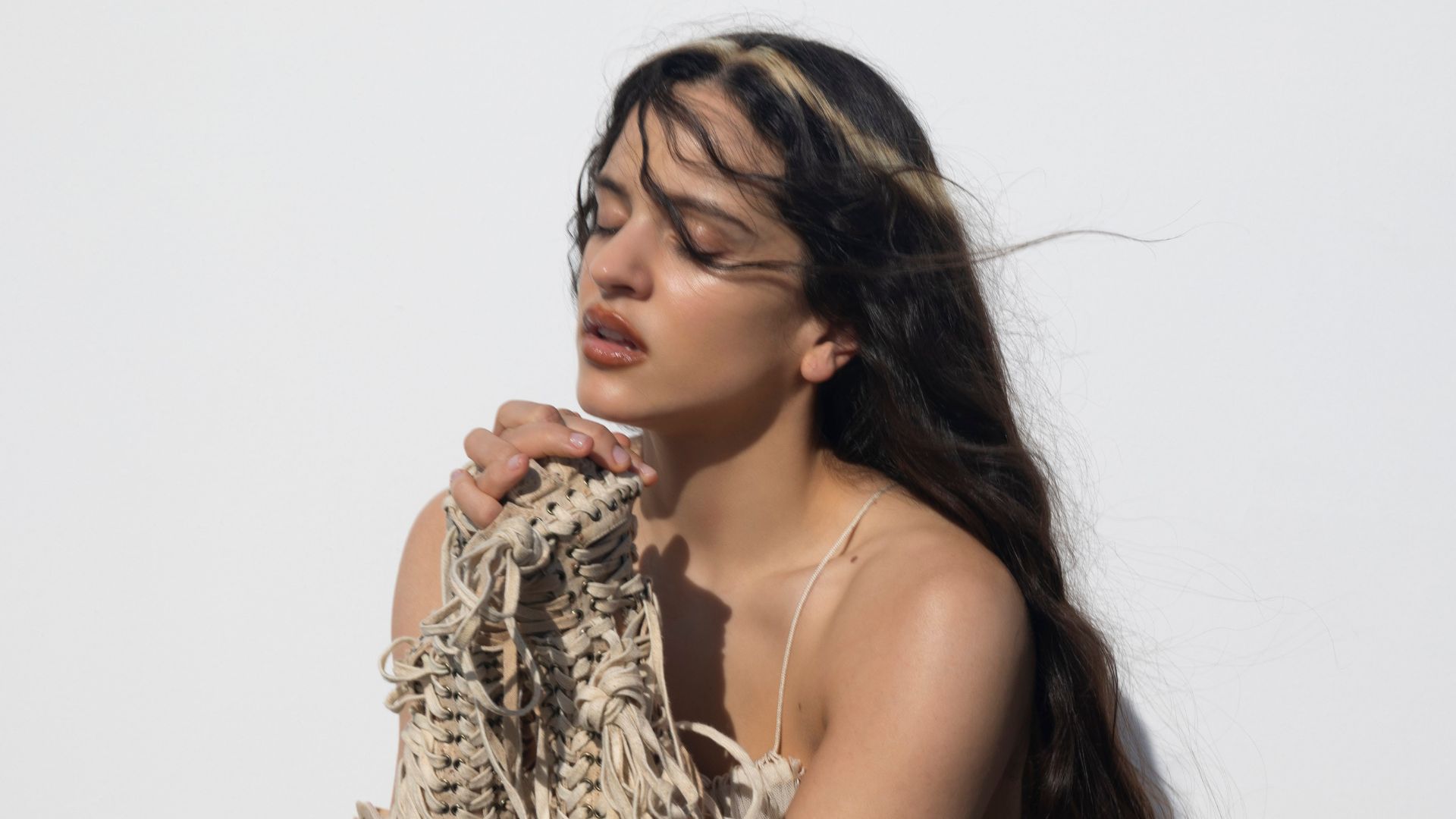 Rosalía em cena do videoclipe de “Sauvignon Blanc”, faixa do álbum LUX, dirigido por Noah Dillon.