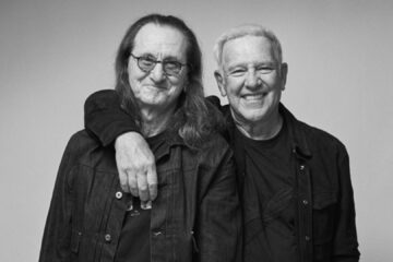 Geddy Lee e Alex Lifeson em foto promocional da turnê Fifty Something do Rush