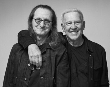 Geddy Lee e Alex Lifeson em foto promocional da turnê Fifty Something do Rush