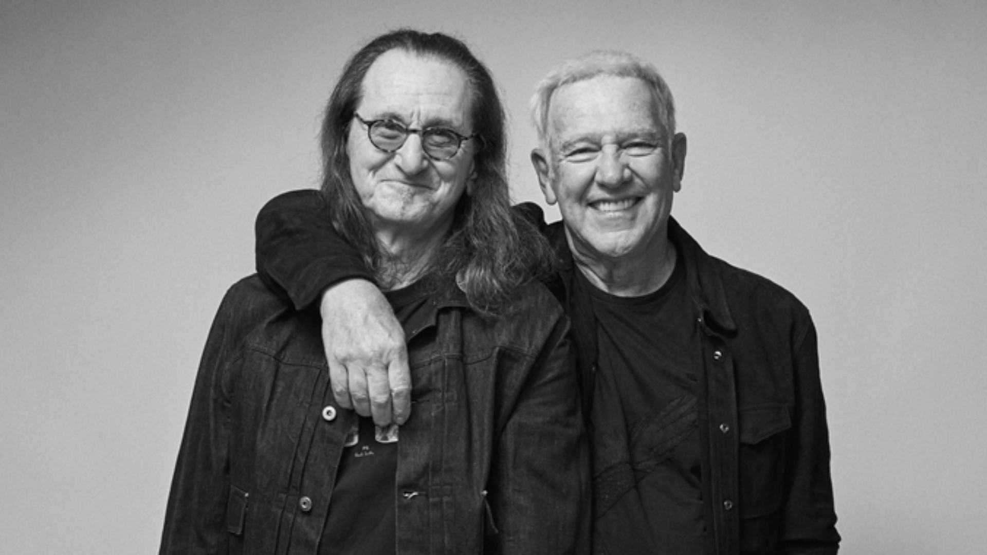 Geddy Lee e Alex Lifeson em foto promocional da turnê Fifty Something do Rush