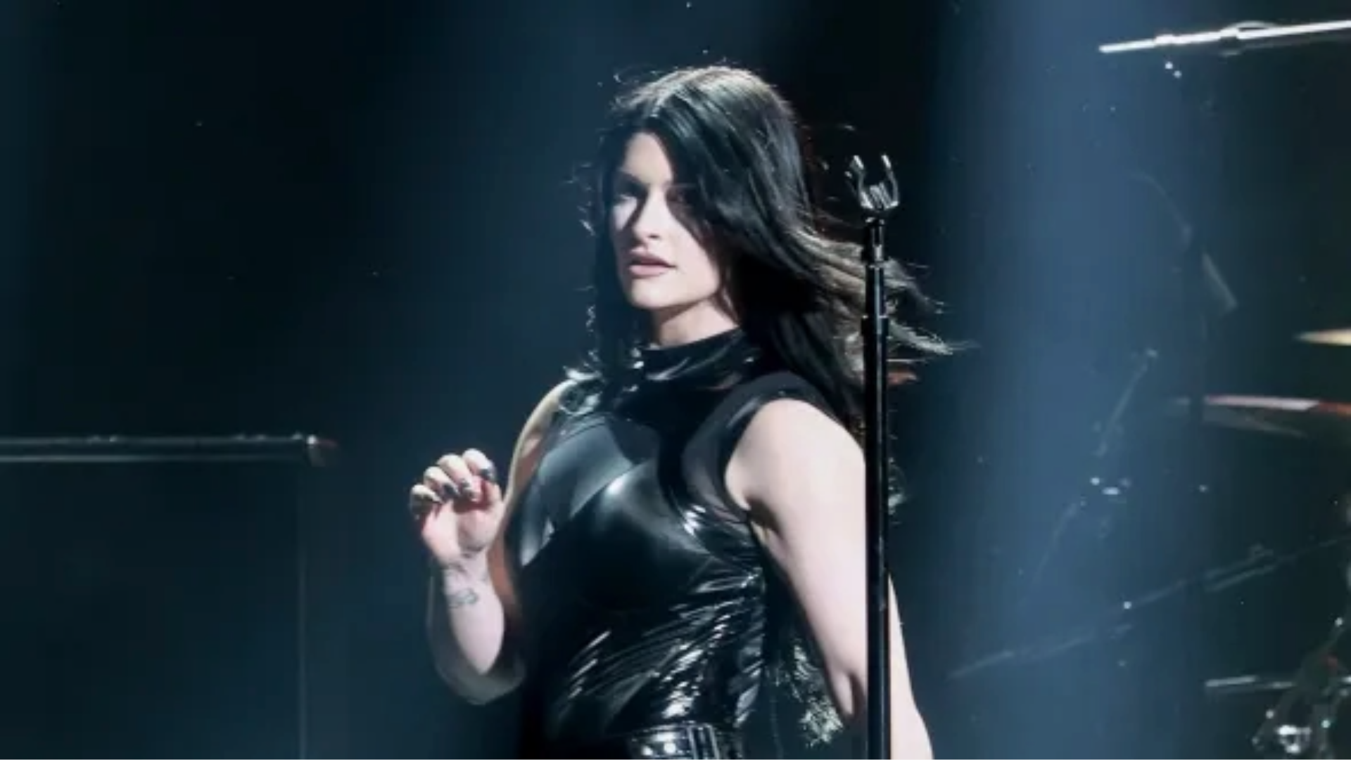 Courtney LaPlante durante apresentação do Spiritbox no Grammy Awards 2026.