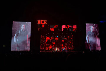 My Chemical Romance se apresenta em São Paulo durante turnê The Black Parade com telões e iluminação vermelha no palco