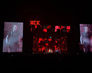 My Chemical Romance se apresenta em São Paulo durante turnê The Black Parade com telões e iluminação vermelha no palco