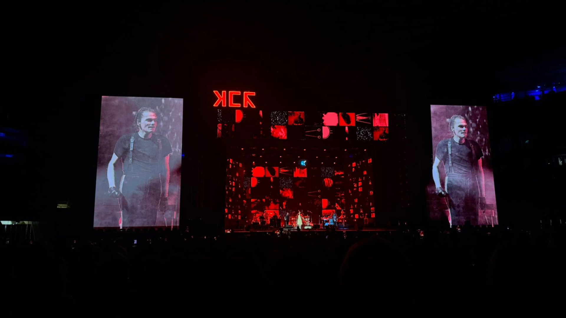 My Chemical Romance se apresenta em São Paulo durante turnê The Black Parade com telões e iluminação vermelha no palco