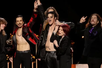 YUNGBLUD ao lado de Sharon Osbourne, Nuno Bettencourt, Adam Wakeman e Frank Bello durante a cerimônia de abertura do GRAMMY Awards 2026.