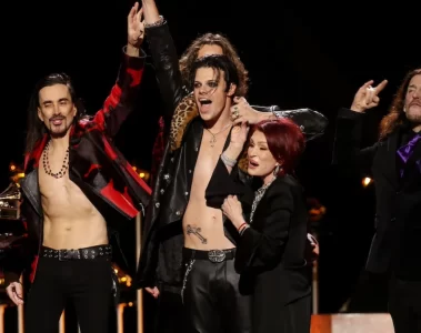 YUNGBLUD ao lado de Sharon Osbourne, Nuno Bettencourt, Adam Wakeman e Frank Bello durante a cerimônia de abertura do GRAMMY Awards 2026.