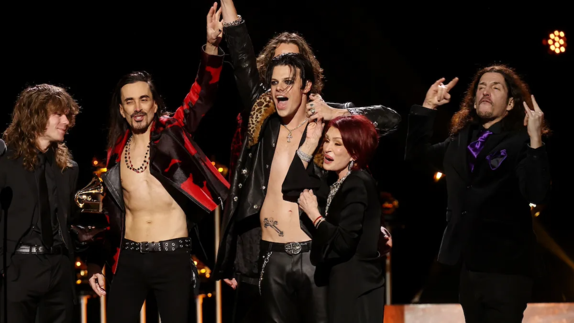 YUNGBLUD ao lado de Sharon Osbourne, Nuno Bettencourt, Adam Wakeman e Frank Bello durante a cerimônia de abertura do GRAMMY Awards 2026.