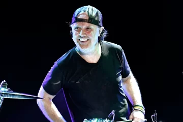 Lars Ulrich tocando bateria durante apresentação ao vivo do Metallica.