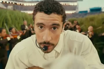 Bad Bunny se apresenta no Super Bowl LX com energia e visual marcante no palco