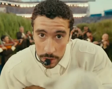 Bad Bunny se apresenta no Super Bowl LX com energia e visual marcante no palco