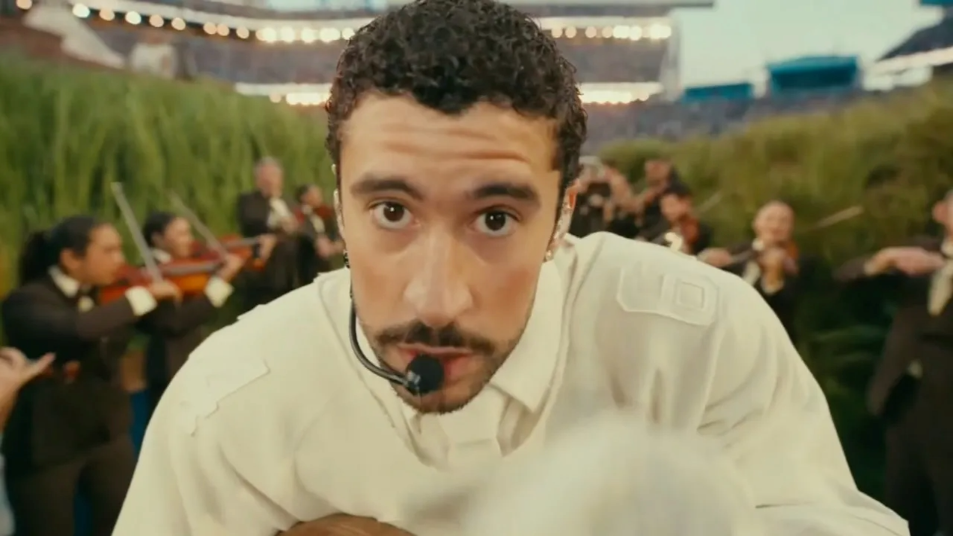 Bad Bunny se apresenta no Super Bowl LX com energia e visual marcante no palco