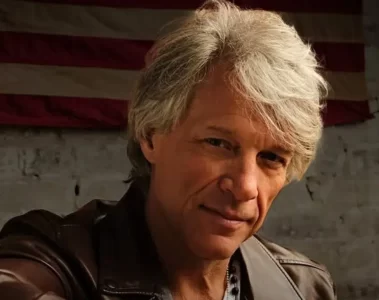 Jon Bon Jovi em retrato promocional durante fase solo, usando jaqueta de couro.
