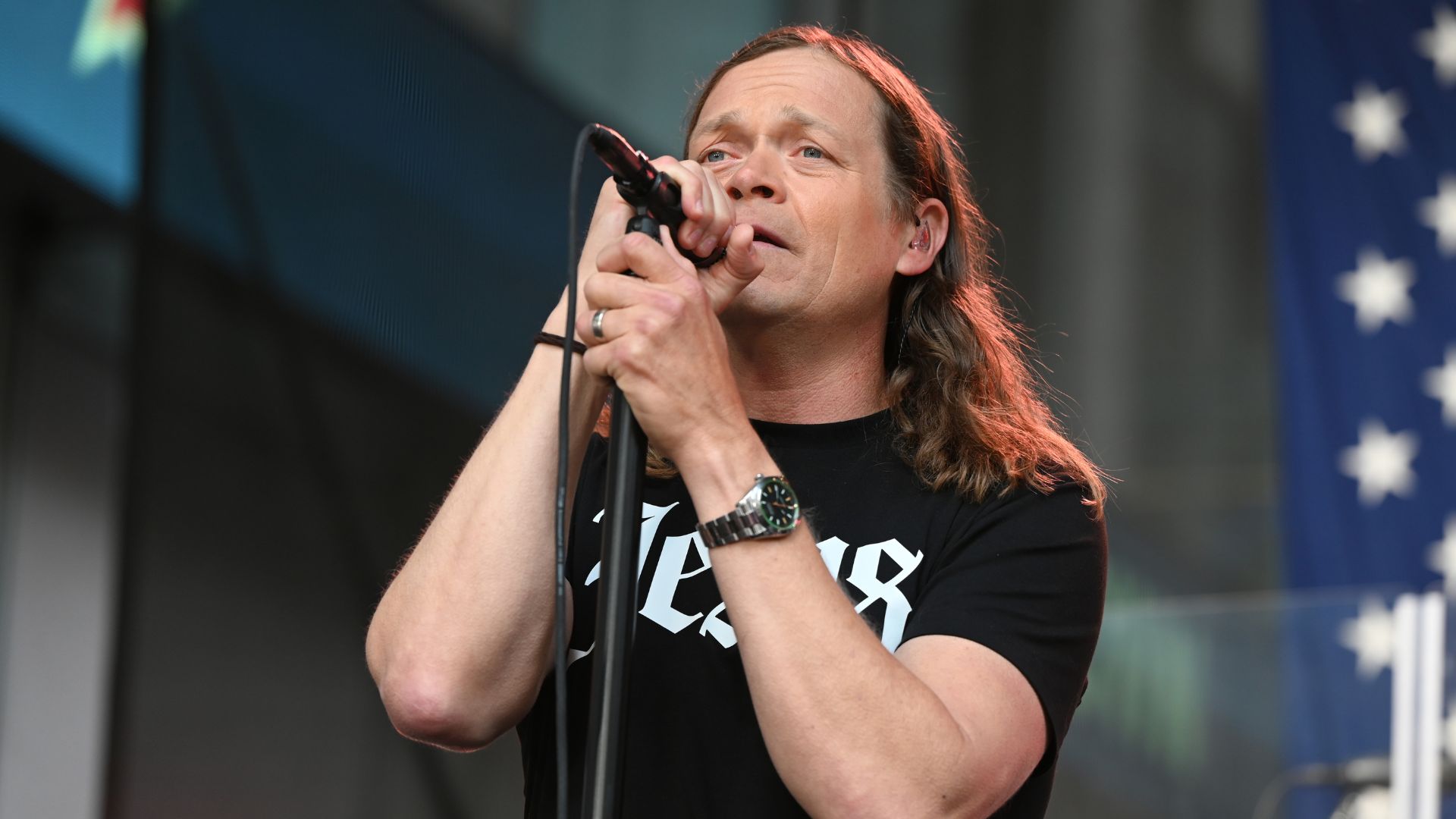 Brad Arnold, vocalista do 3 Doors Down, durante apresentação ao vivo em 2023