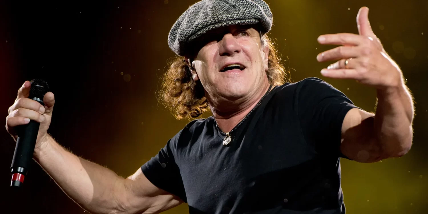 Brian Johnson, vocalista do AC/DC, durante apresentação ao vivo no palco