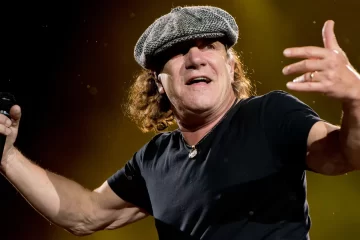 Brian Johnson, vocalista do AC/DC, durante apresentação ao vivo no palco