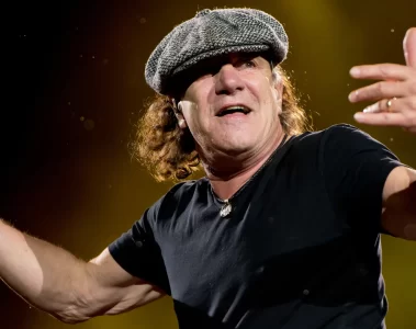 Brian Johnson, vocalista do AC/DC, durante apresentação ao vivo no palco
