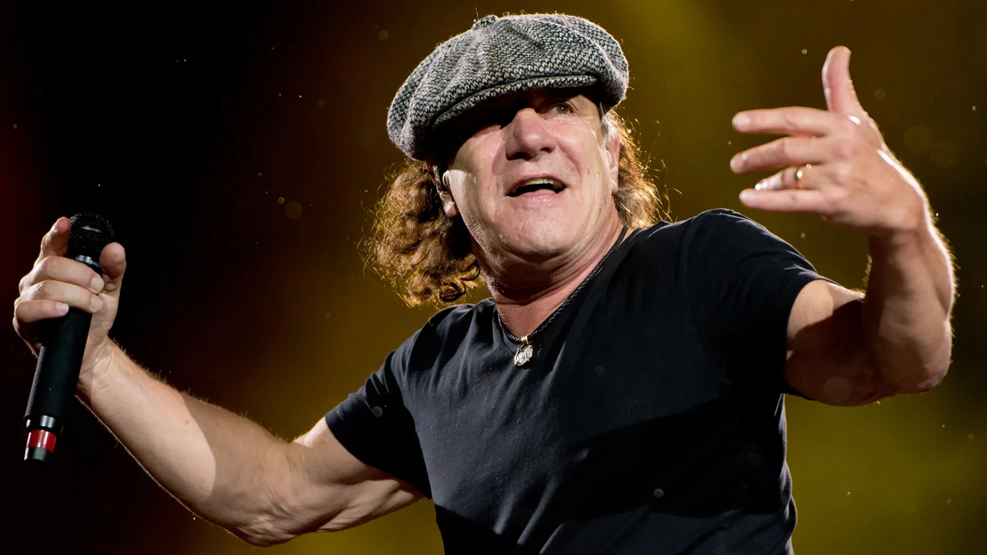 Brian Johnson, vocalista do AC/DC, durante apresentação ao vivo no palco