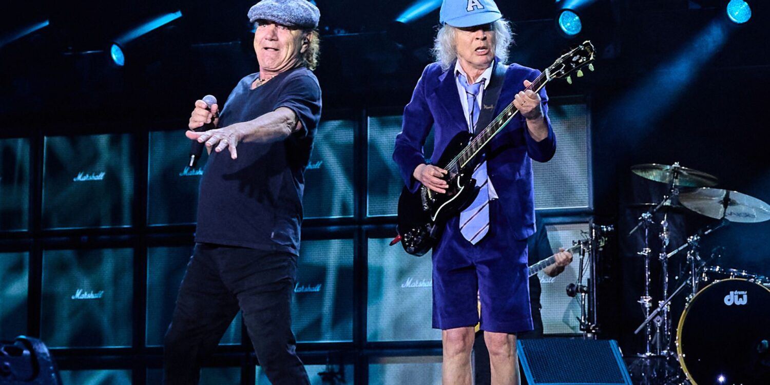 Brian Johnson e Angus Young durante show do AC/DC em apresentação ao vivo