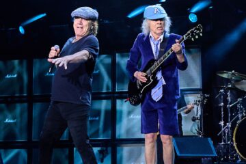 Brian Johnson e Angus Young durante show do AC/DC em apresentação ao vivo