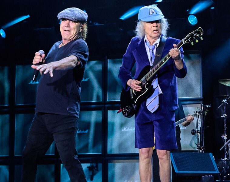 Brian Johnson e Angus Young durante show do AC/DC em apresentação ao vivo
